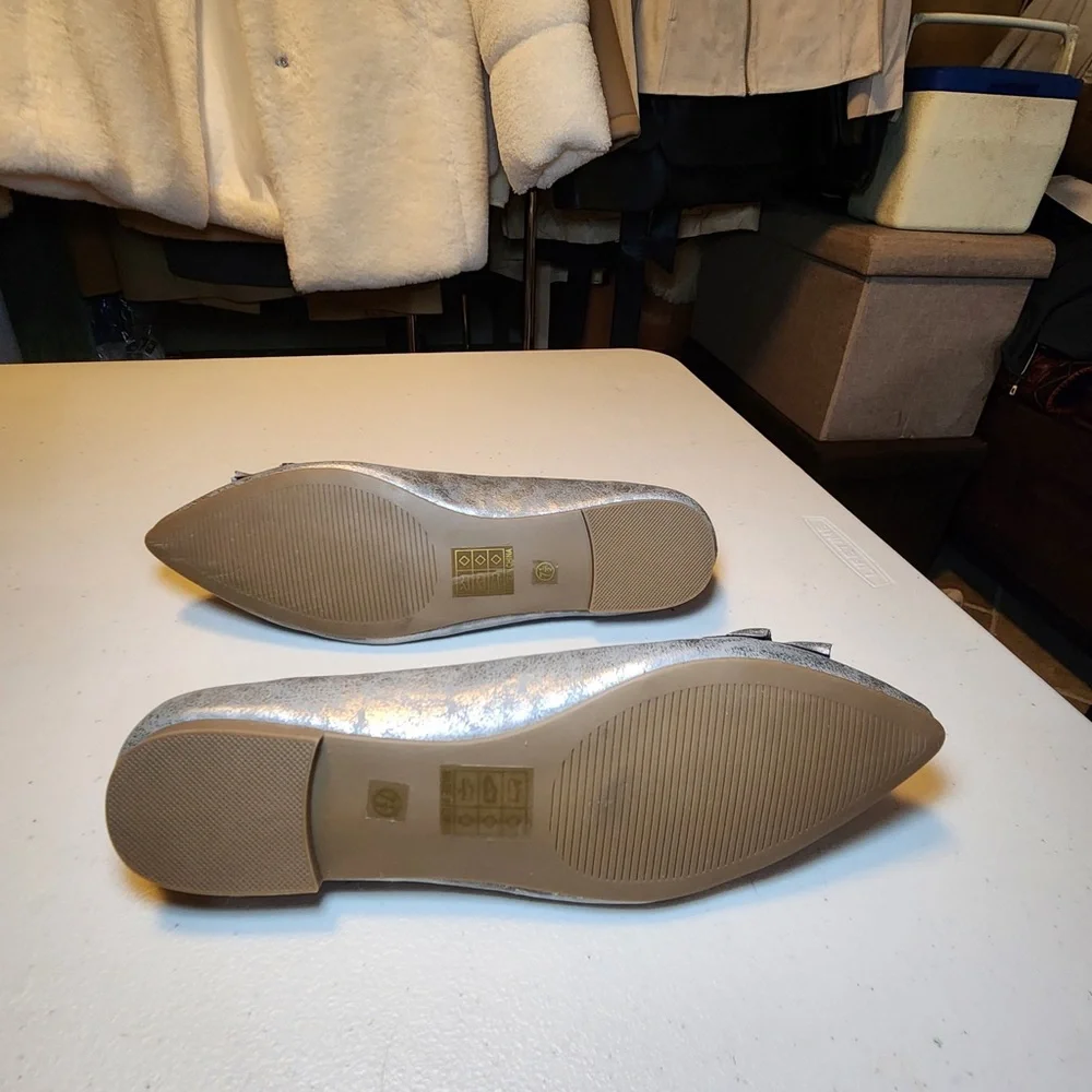 New Journee Collection Women’s Pewter Judy Flats with Ruffle Trim Vegan Leather‎